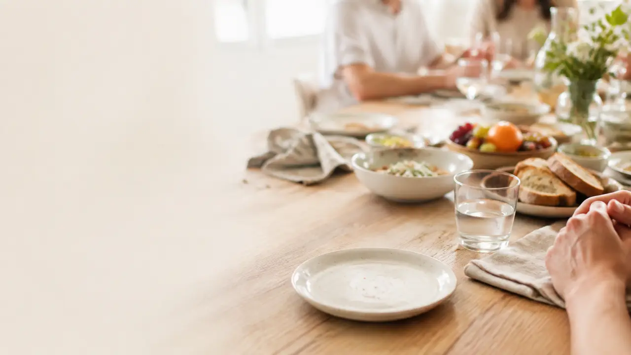 Repas convivial et ambiance douce autour d'une table