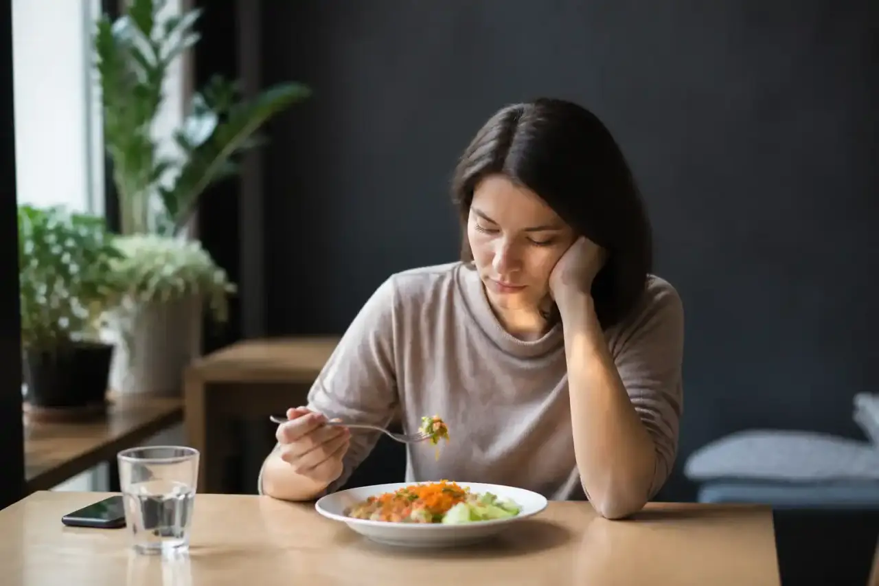 Table simple et lumineuse dressée pour une personne avec un bol coloré et une boisson chaude